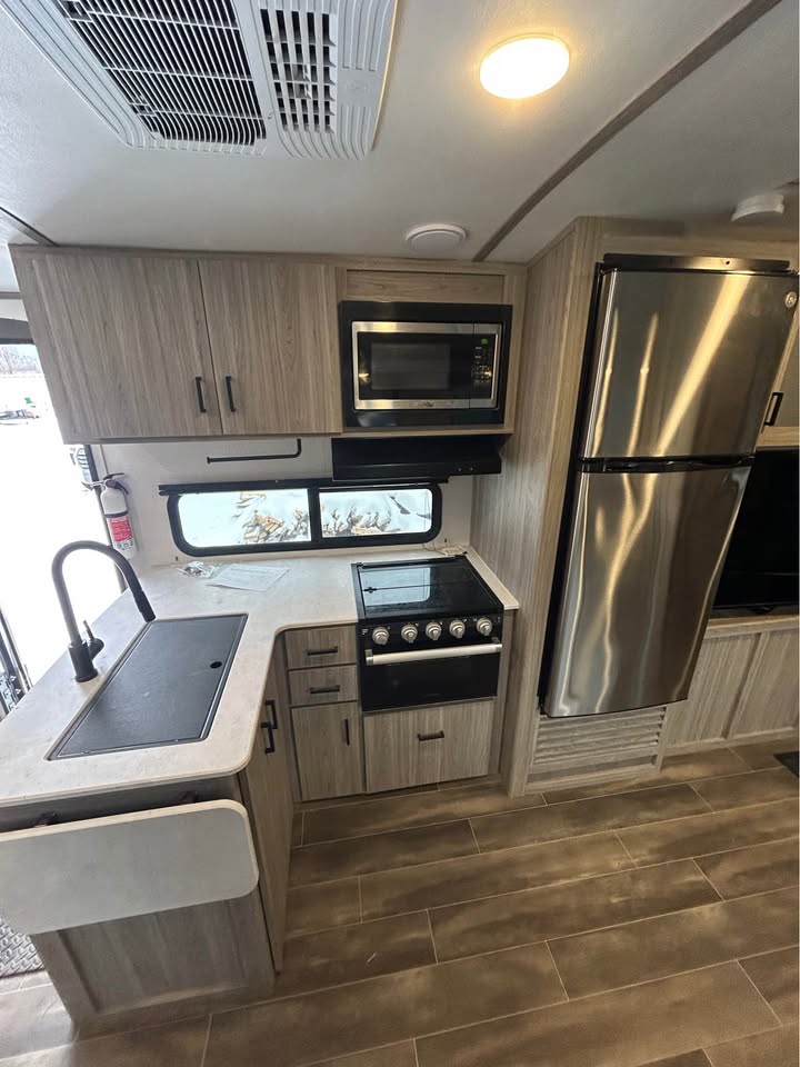 #8223 | 2022 Keystone Passport 2951BH Travel Trailer