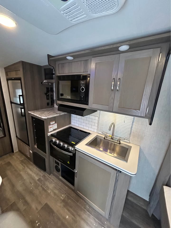 #8224 | 2022 Gulf Stream 19RBS Travel Trailer