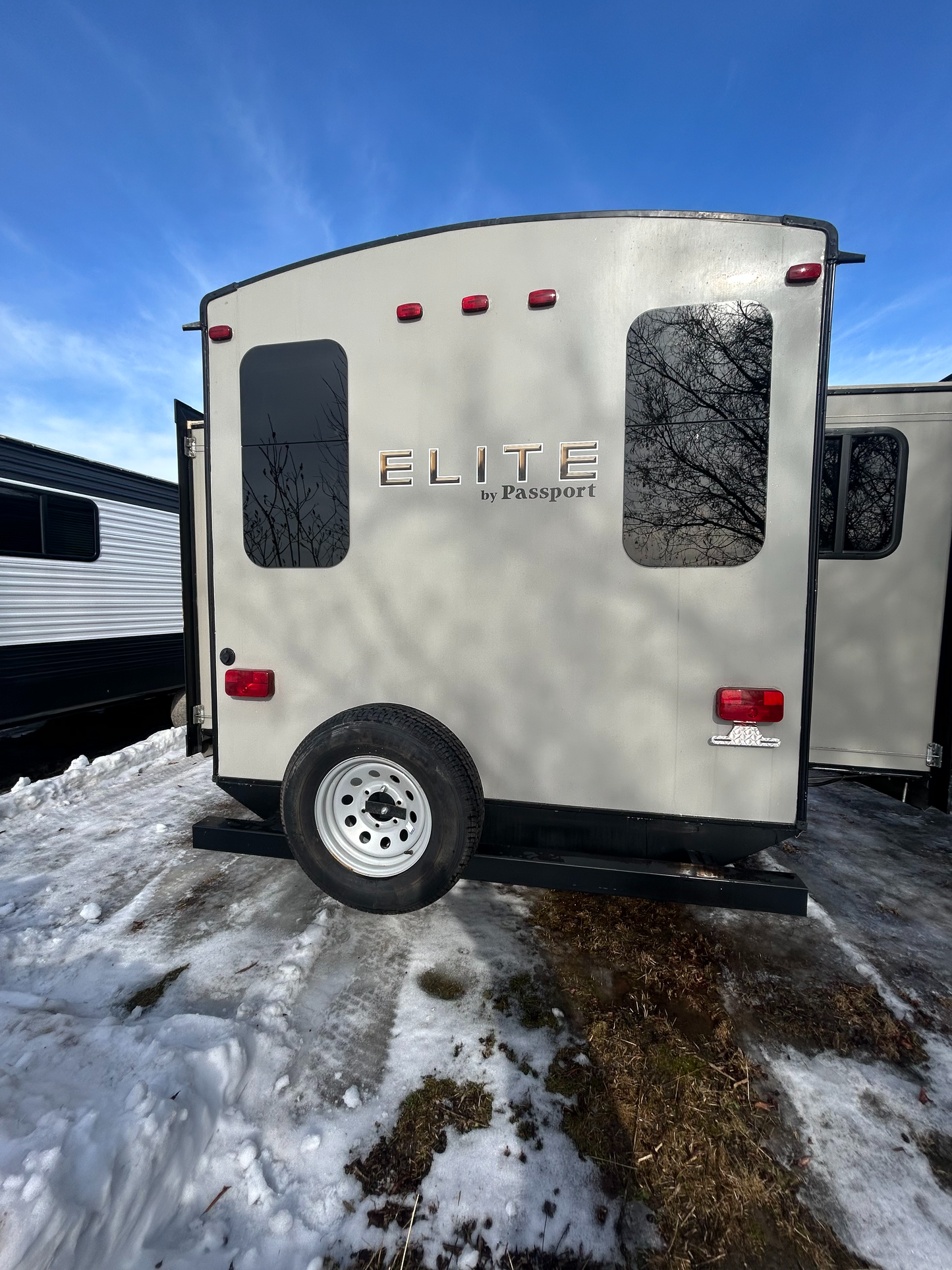 #8225 | 2015 Keystone Passport Elite 31RE Travel Trailer
