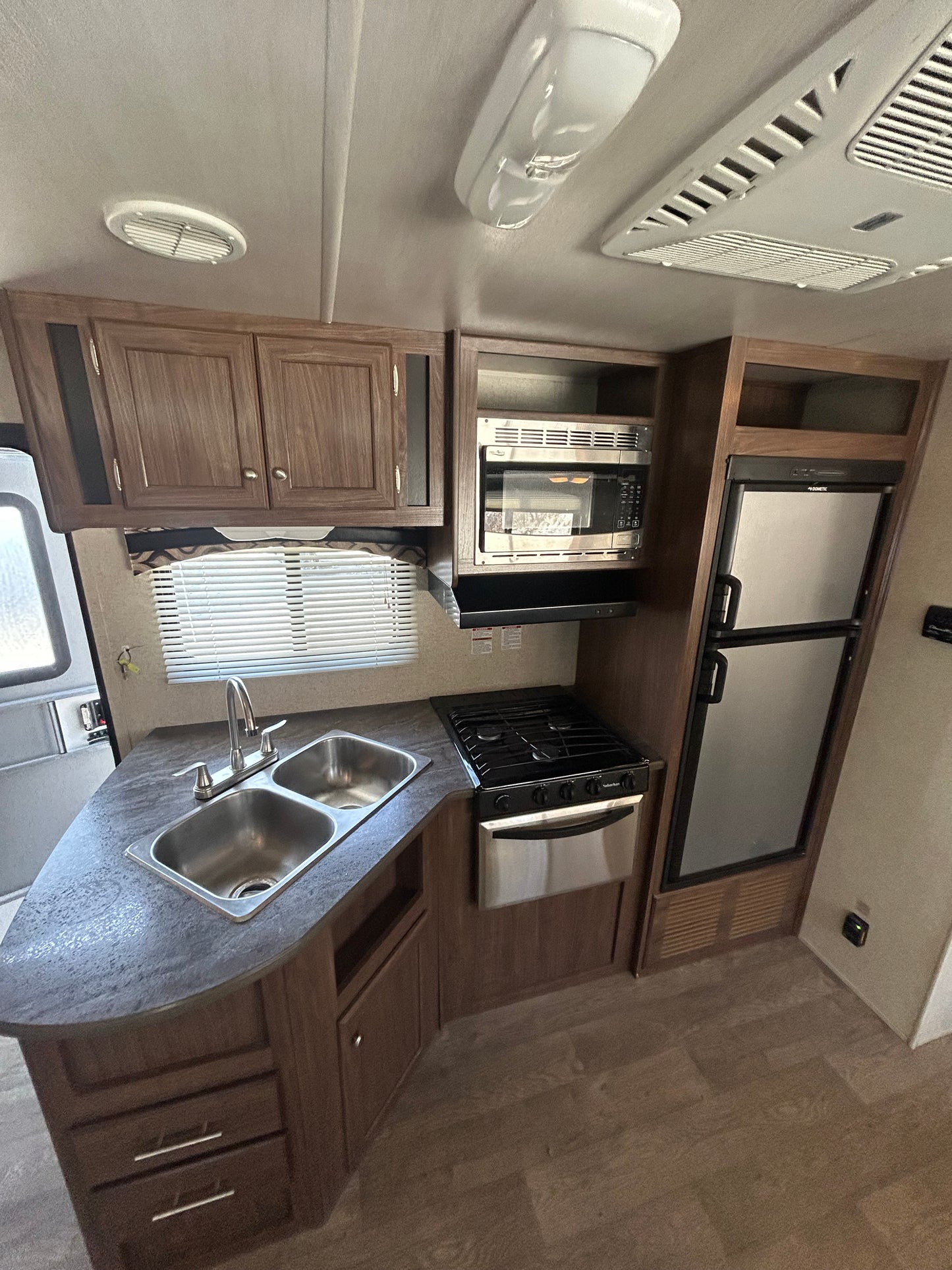 2018  Prowler  Lynx  30LX showing kitchen view