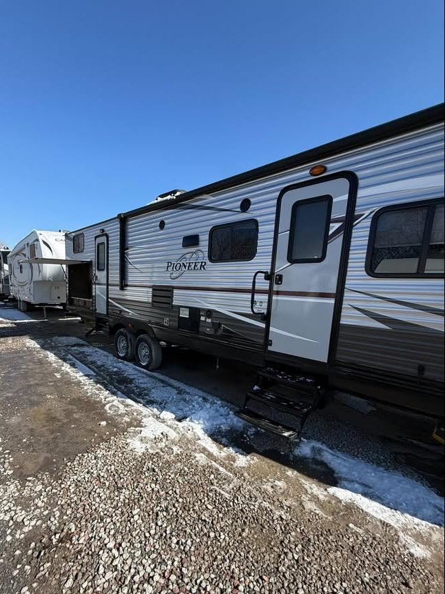 2018_Heartland_Pioneer_Bunkhouse_DS310_entry_door2