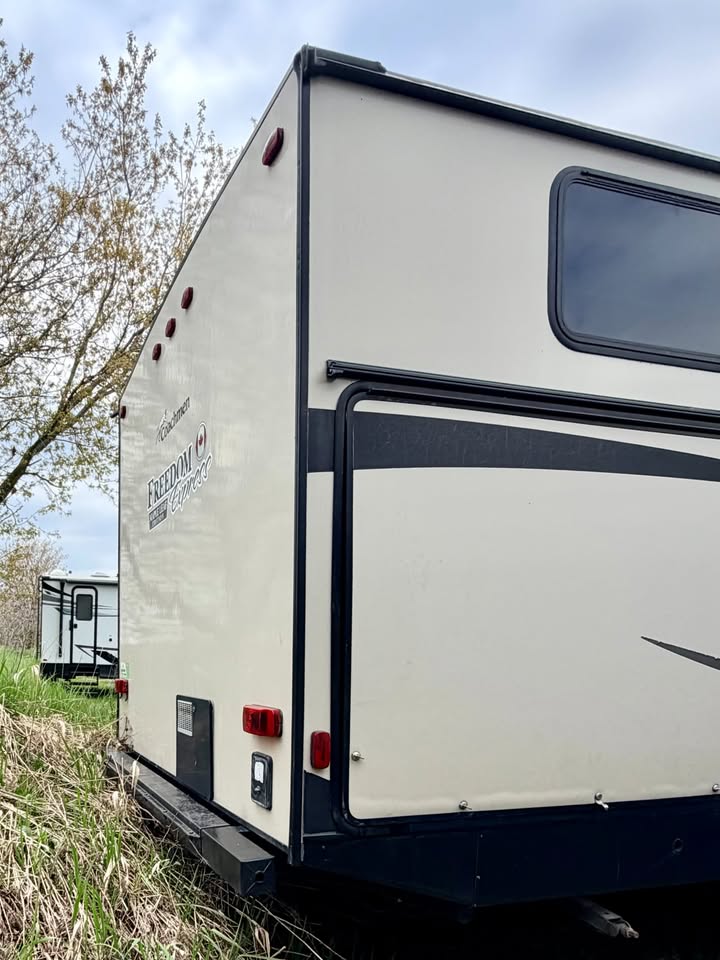 #8238 | 2017 Coachmen Freedom Express 320BHDS Travel Trailer