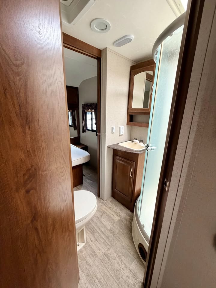 #8238 | 2017 Coachmen Freedom Express 320BHDS Travel Trailer