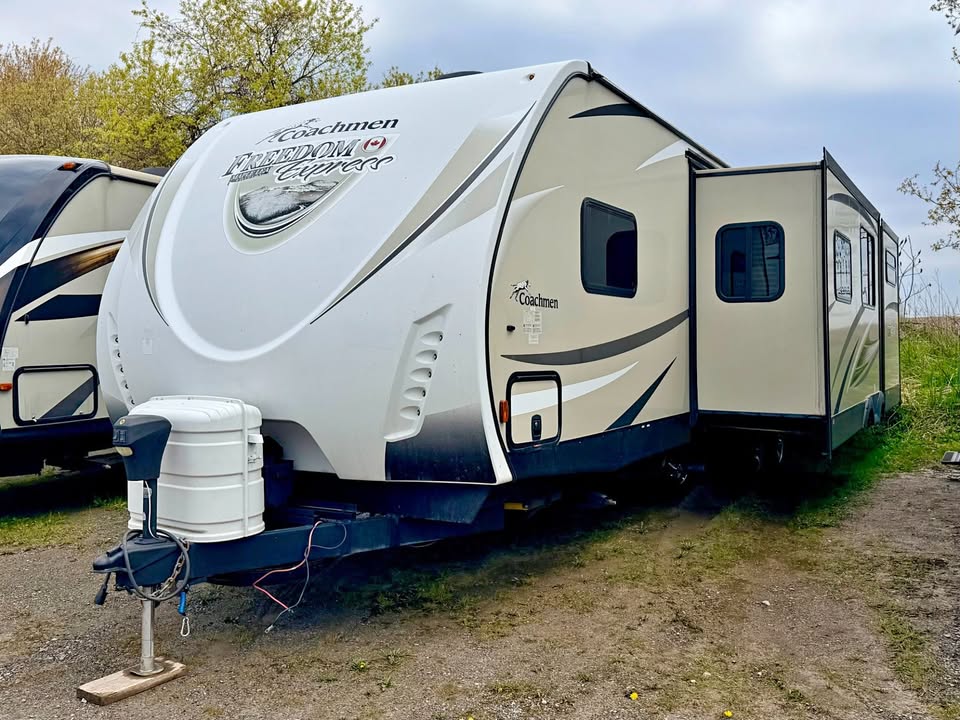 #8238 | 2017 Coachmen Freedom Express 320BHDS Travel Trailer