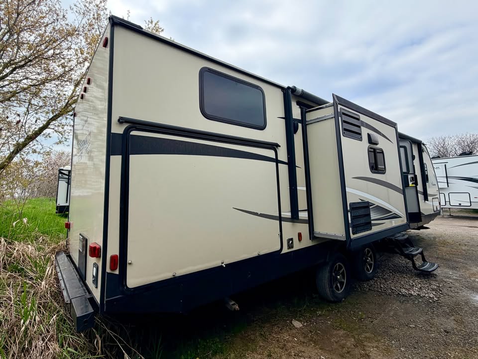 #8238 | 2017 Coachmen Freedom Express 320BHDS Travel Trailer