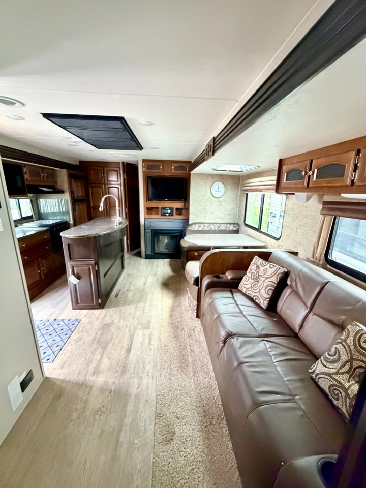 #8238 | 2017 Coachmen Freedom Express 320BHDS Travel Trailer