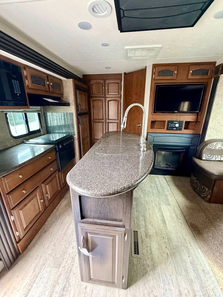#8238 | 2017 Coachmen Freedom Express 320BHDS Travel Trailer