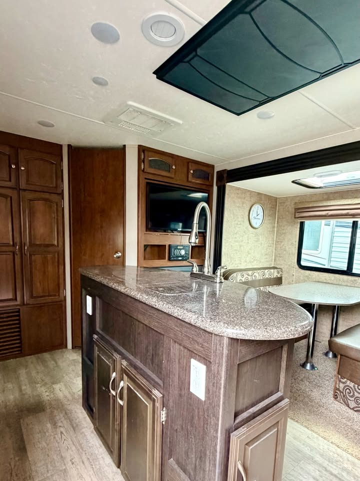 #8238 | 2017 Coachmen Freedom Express 320BHDS Travel Trailer