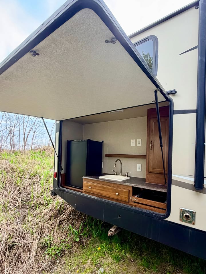 #8238 | 2017 Coachmen Freedom Express 320BHDS Travel Trailer