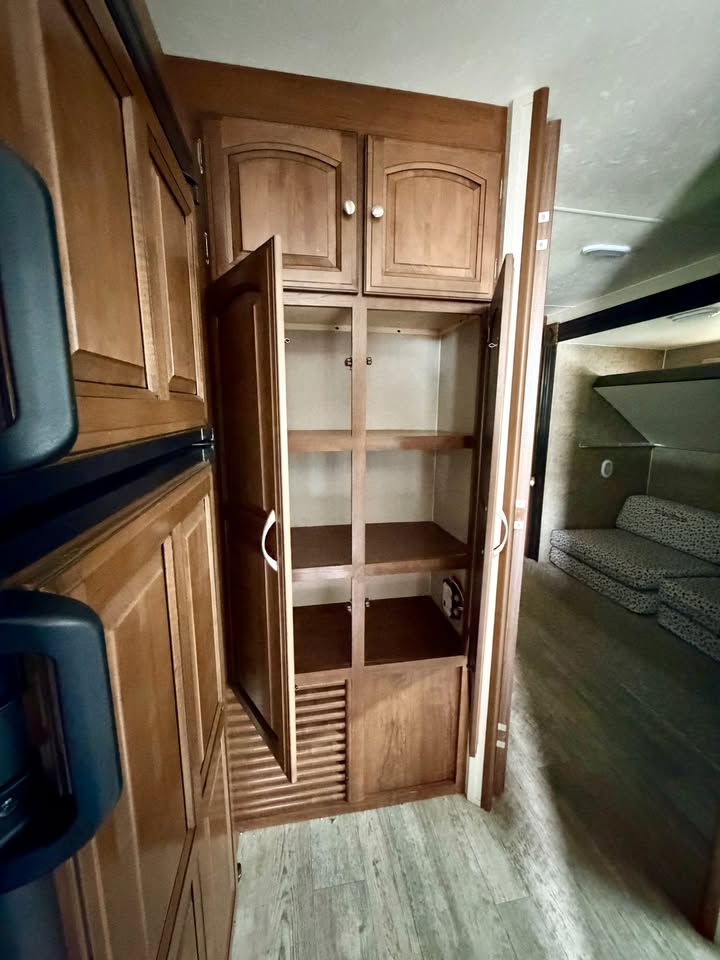#8238 | 2017 Coachmen Freedom Express 320BHDS Travel Trailer