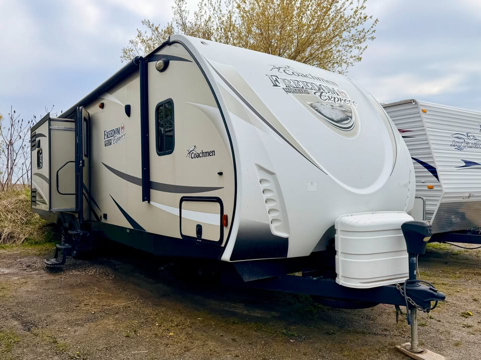 #8238 | 2017 Coachmen Freedom Express 320BHDS Travel Trailer