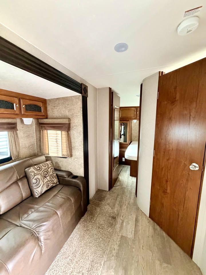 #8238 | 2017 Coachmen Freedom Express 320BHDS Travel Trailer