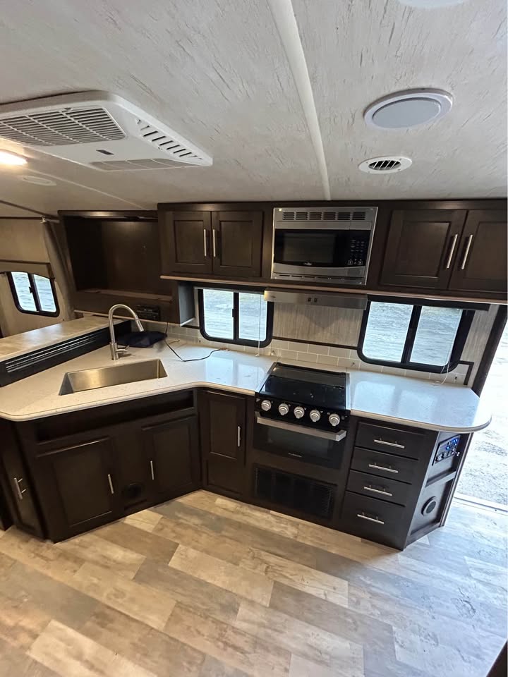 #8112 | 2018 Heartland Fun Finder 21RB Travel Trailer