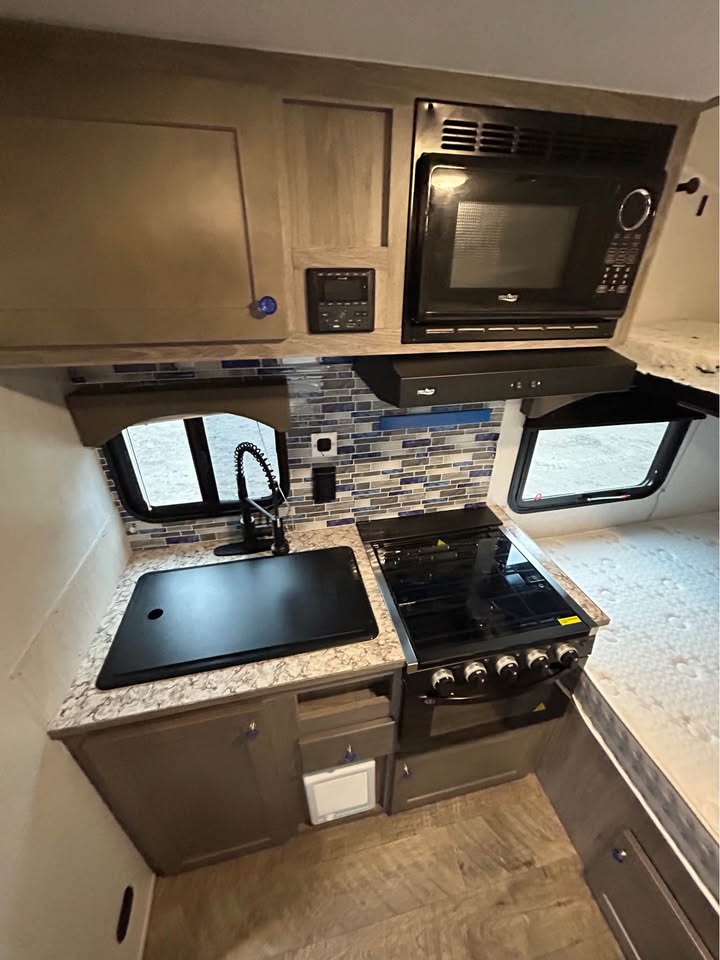 #8119 | 2024 SUNSET PARK SUNLITE 16BH